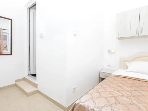 Izdavanje, jednosoban stan, 65m², Centar, Tivat - image 13