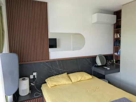 Moderna spavaća soba sa bračnim krevetom, garderoberom i zidnim panelima. - image 11