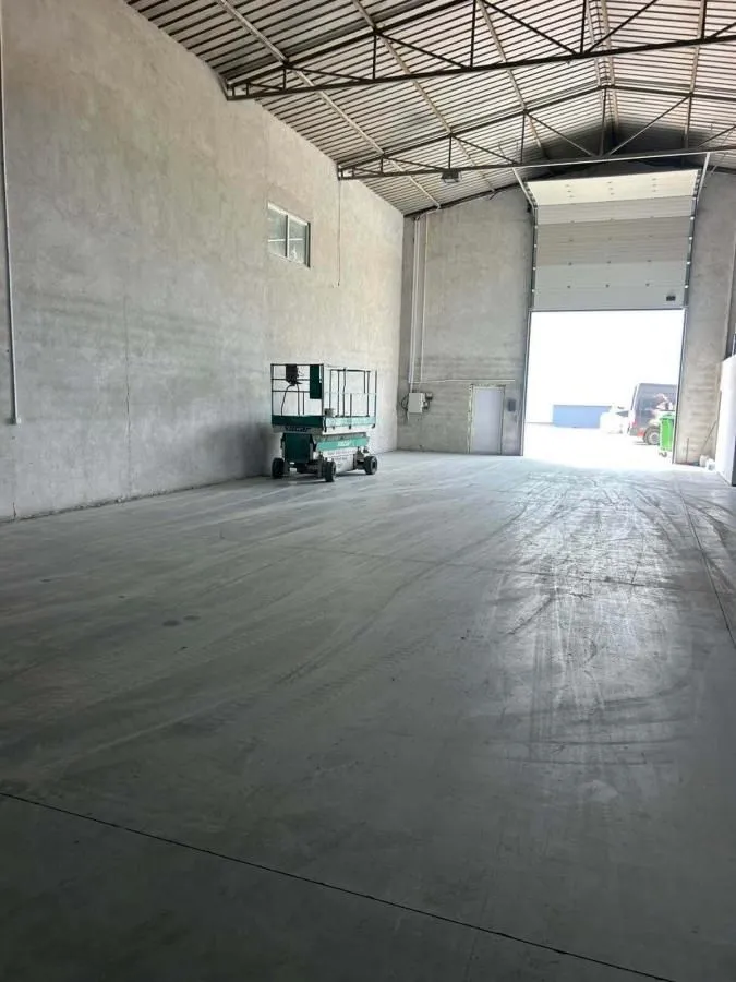 Izdavanje, poslovni prostor, 280m², Zemun Ugrinovci, Zemun Sve Podlokacije