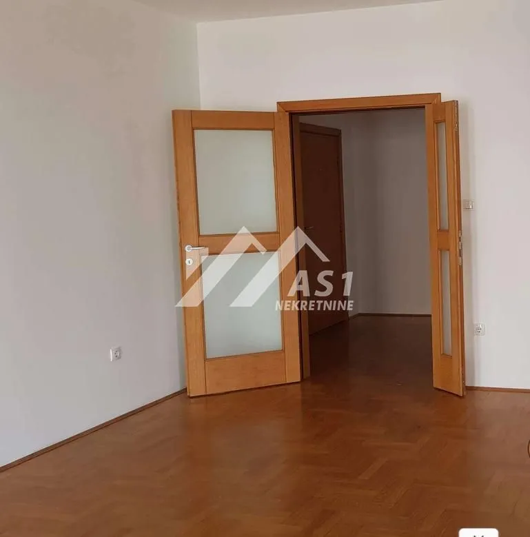 Izdavanje, trosoban stan, 87m², Bulevar Evrope, Novi Sad Sve Podlokacije