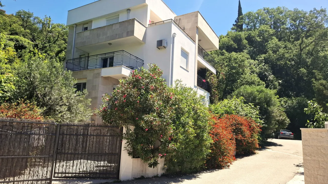Sale, house, 380m², Perazića do, Budva