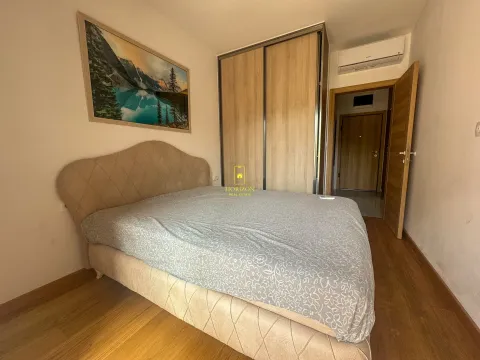 Namještena spavaća soba sa bračnim krevetom i ugradnim plakarom. - image 7