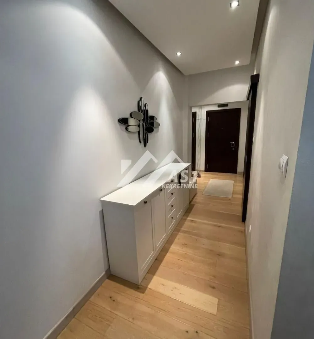 Izdavanje, trosoban stan, 105m², Adamovićevo Naselje, Novi Sad Sve Podlokacije