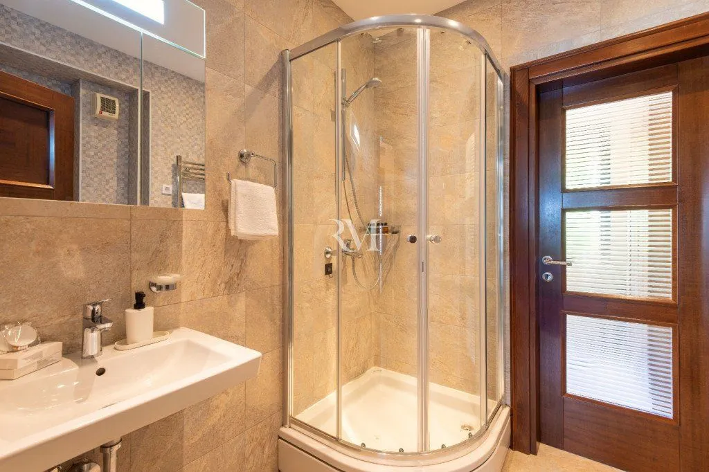 Rent, three bedroom apartment, 140m², Škaljari, Kotor