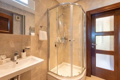 Rent, three bedroom apartment, 140m², Škaljari, Kotor - image 11