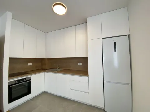 Moderna bijela kuhinja sa drvenom radnom pločom i ugradnim uređajima. - image 8