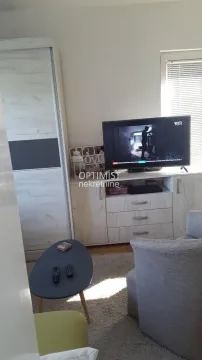 Dnevna soba sa garniturom, TV-om i komodom. - image 7