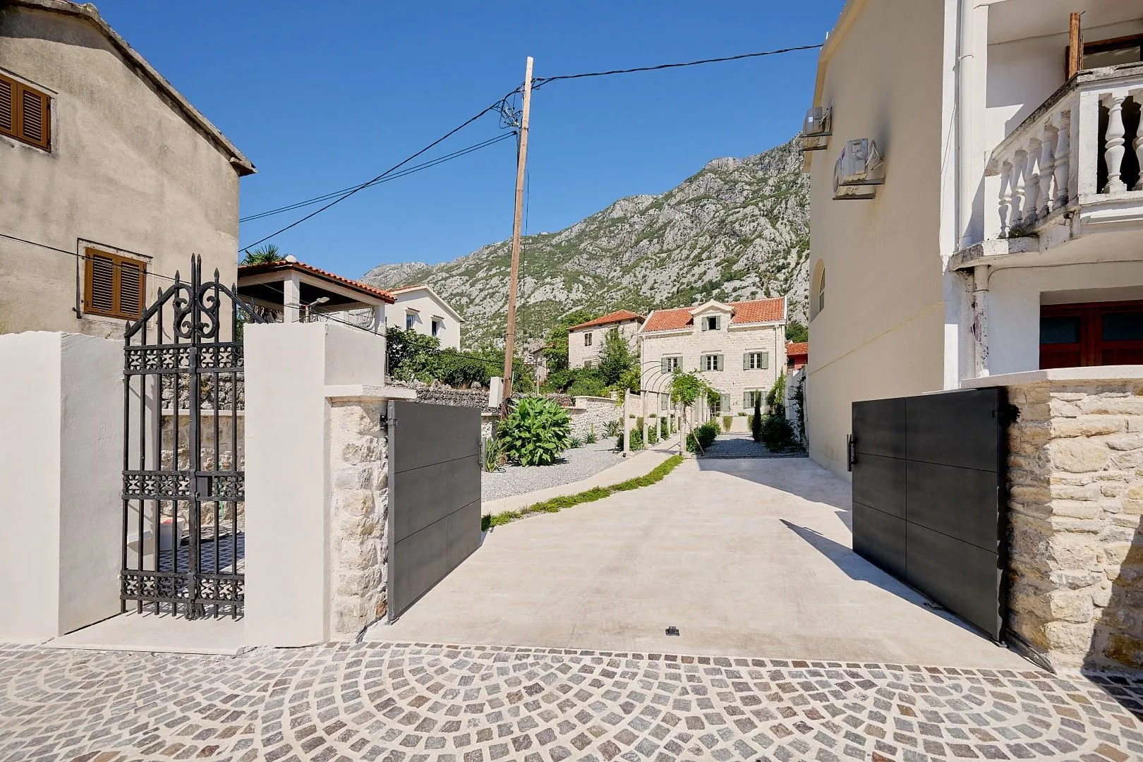 Rent, house, 200m², Dobrota, Kotor
