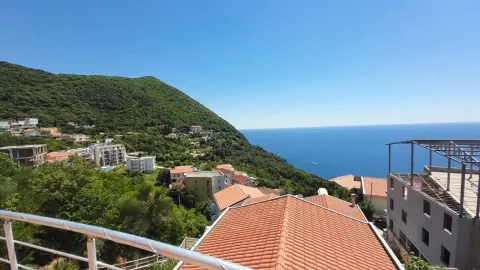 Pogled na more i okolno naselje sa terase. - image 6