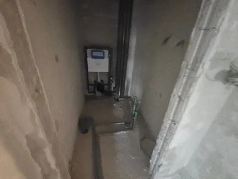 Neuređeno kupatilo u grubim radovima sa ugradnim vodokotlićem. - image 11