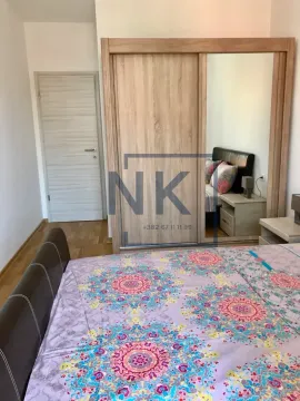 Namještena spavaća soba sa bračnim krevetom i velikim ormarom sa ogledalom. - image 8