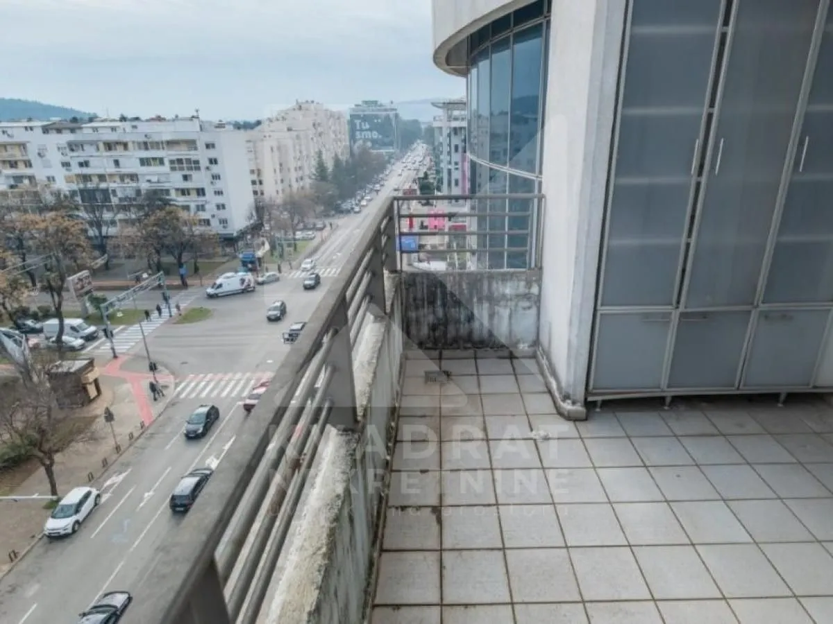 Balkon sa pogledom na gradsku ulicu i saobraćaj.