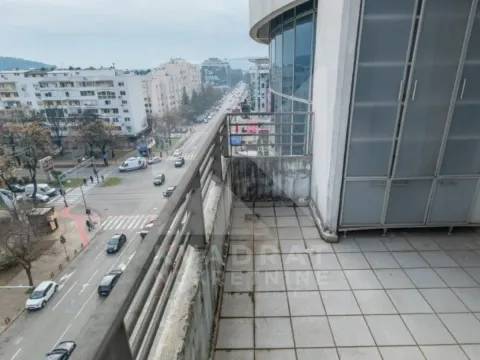 Balkon sa pogledom na gradsku ulicu i saobraćaj. - image 17