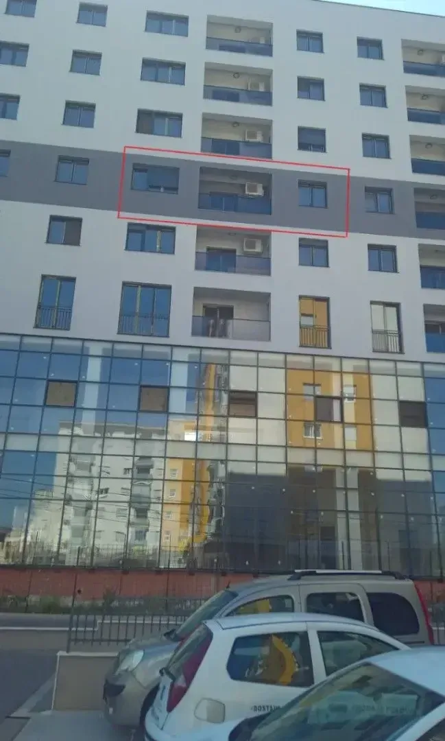 Pogled na spoljašnjost stambene zgrade sa označenim stanom.