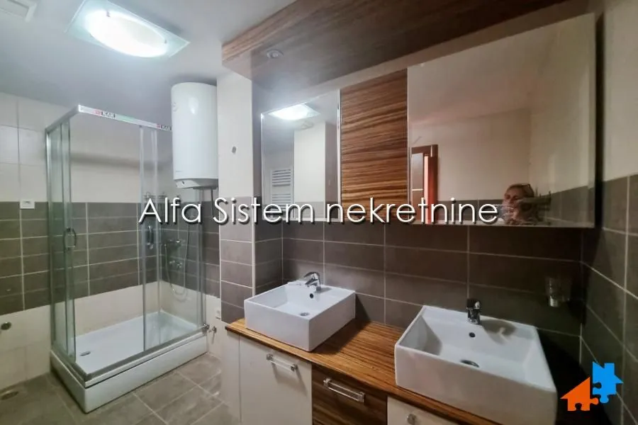Izdavanje, trosoban stan, 97m², Vračar Sve Podlokacije, Beograd