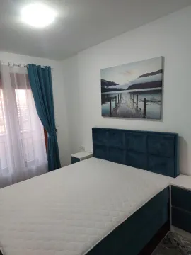 Svijetla spavaća soba sa bračnim krevetom i plavim detaljima. - image 6