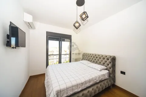 Spavaća soba sa bračnim krevetom, klima uređajem i izlazom na balkon. - image 5