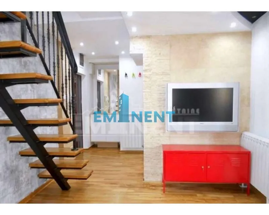 Izdavanje, četvorosoban stan, 140m², Đeram Pijaca, Beograd