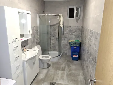 Savremeno opremljeno kupatilo sa tuš kabinom i bijelim sanitarijama. - image 14