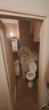 Pogled iz vrata na kupatilo sa WC šoljom i umivaonikom. - image 7