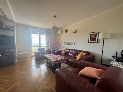Dnevna soba sa garniturom i izlazom na terasu sa pogledom na more. - image 11