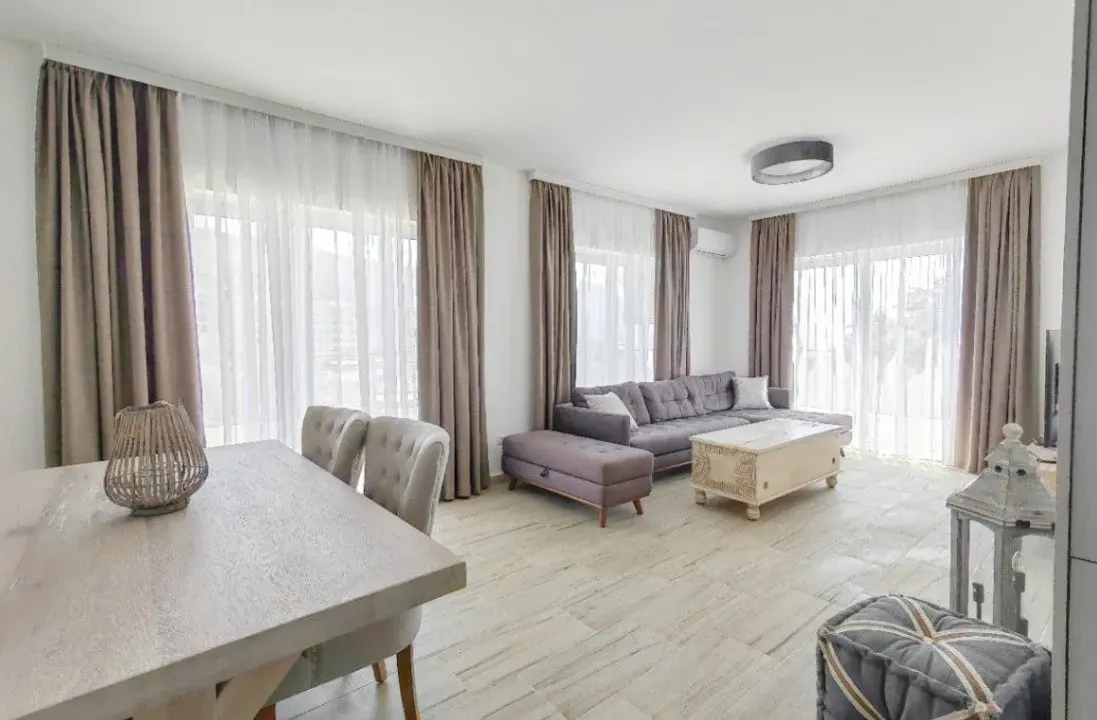 Izdavanje, dvosoban stan, 63m², Bečići, Budva