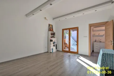 Living room with laminate flooring, wooden ceiling beams and access to the terrace. - image 9
