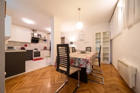 Living room with dining area and open passage to the kitchen. - image 8