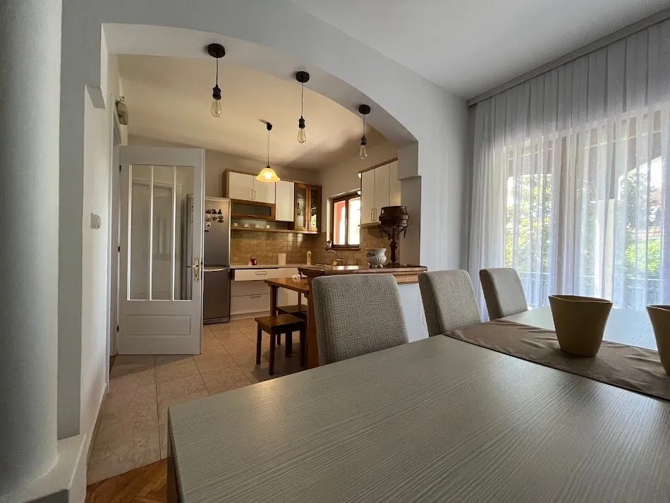 Izdavanje, kuća, 200m², Tološi, Podgorica