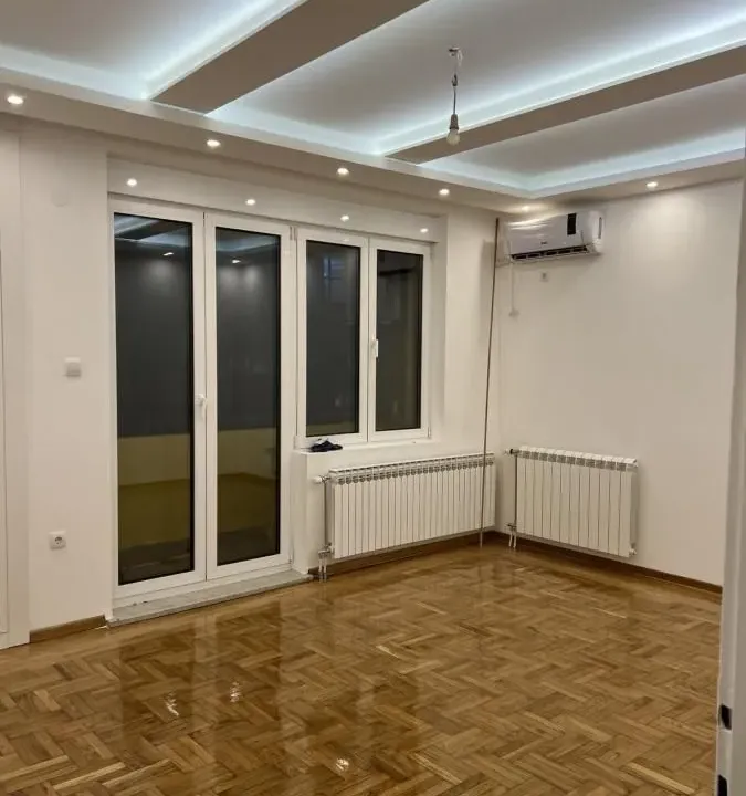 Izdavanje, poslovni prostor, 68m², Centar, Niš