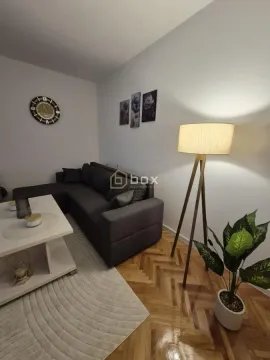 Dnevna soba sa ugaonom garniturom, stočićem i podnom lampom. - image 6