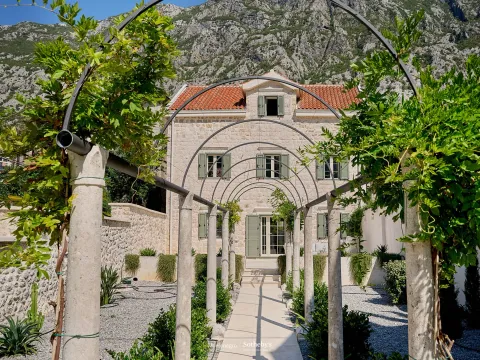 Rent, house, 200m², Kotor, Crna Gora - image 2