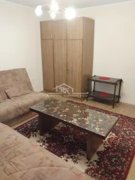 Dnevna soba sa kaučem, drvenim ormanom i klub stočićem. - image 2