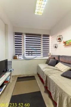 Manja dnevna soba sa kaučem i prozorom sa roletnama. - image 20