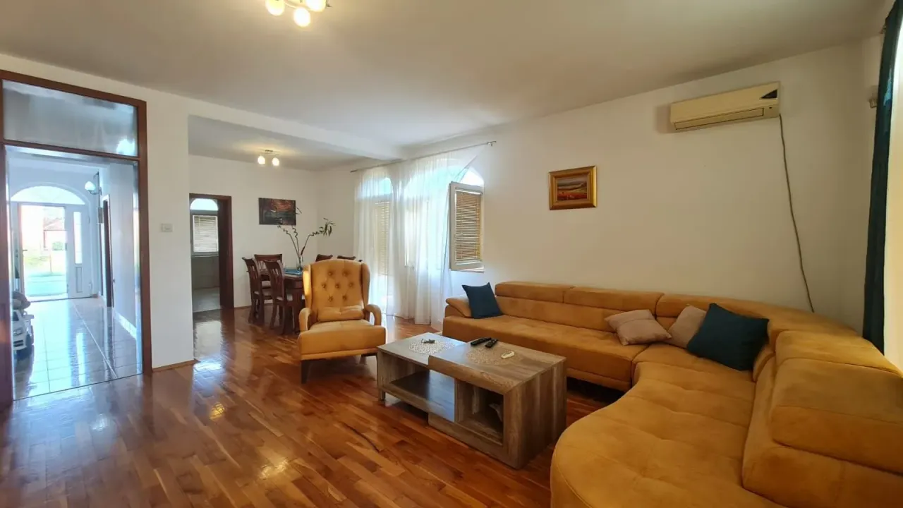 Izdavanje, četvorosoban stan, 178m², Tološi, Podgorica