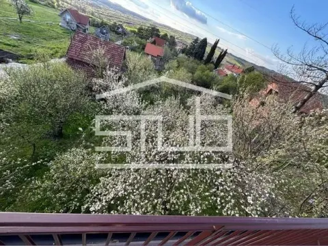 Pogled iz visine na dvorište puno zelenila i okolne kuće. - image 19