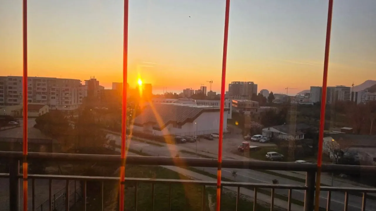 Izdavanje, dvosoban stan, 70m², Centar, Bar