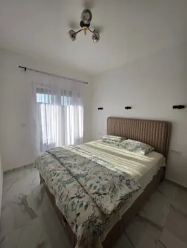 Svjetla i uredna spavaća soba sa bračnim krevetom i balkonskim vratima. - image 6