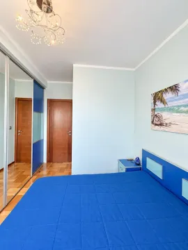 Uređena spavaća soba sa plavim krevetom i ugradnim plakarom sa ogledalom. - image 9