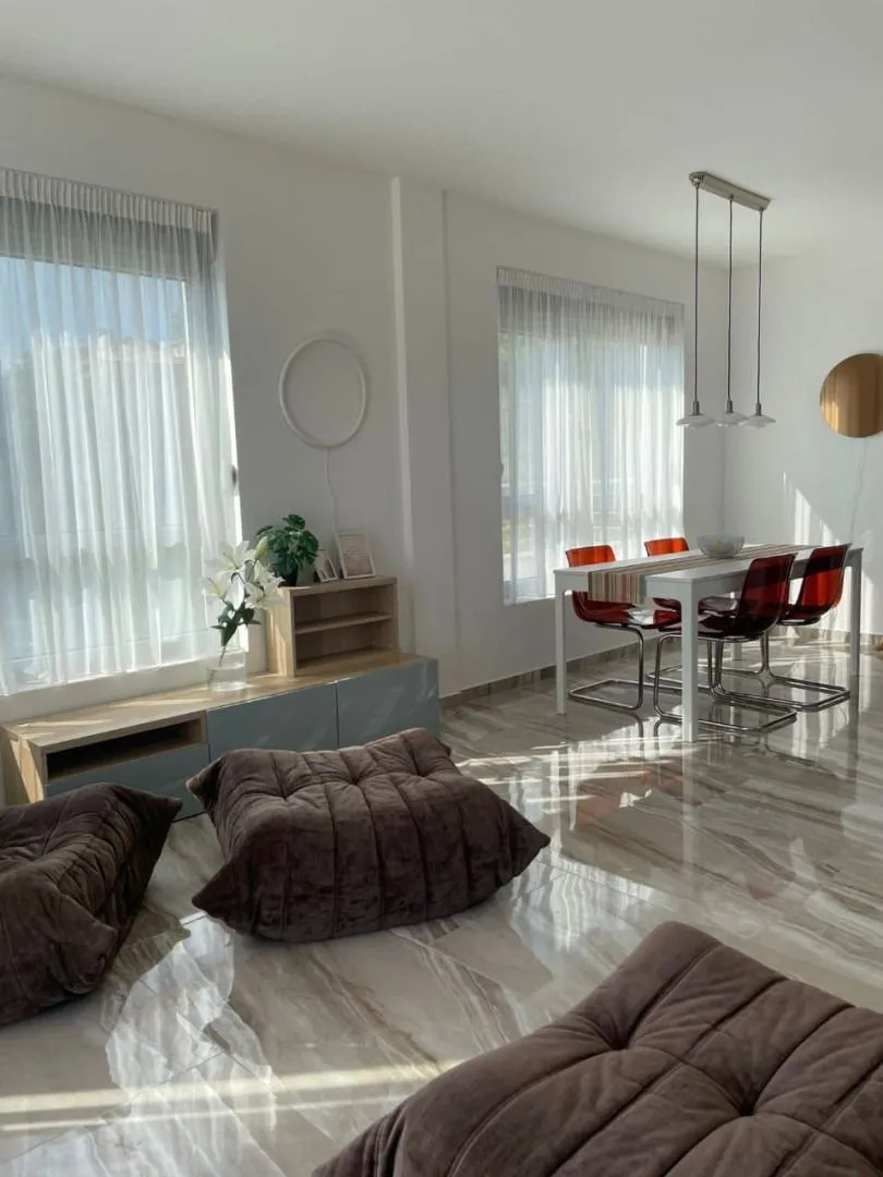 Izdavanje, trosoban stan, 123m², Tivat, Crna Gora