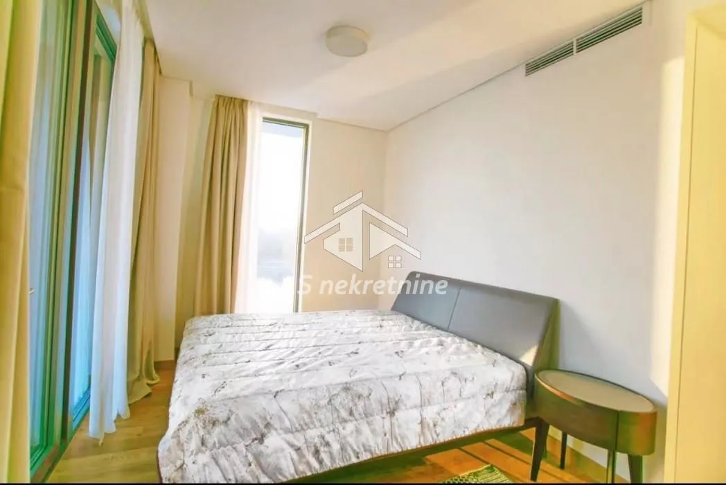 Izdavanje, četvorosoban stan, 142m², Savski Venac, Beograd