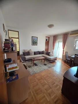 Prostrana dnevna soba sa garniturom za sedenje i trpezarijskim delom. - image 2