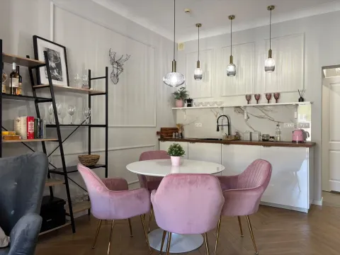 Moderna kuhinja sa trpezarijskim stolom i roze stolicama. - image 7