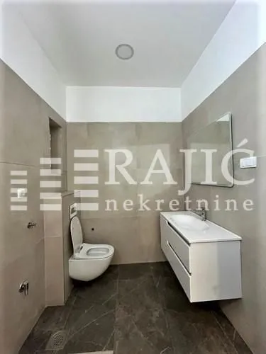 Modern equipped bathroom with a washbasin and toilet.