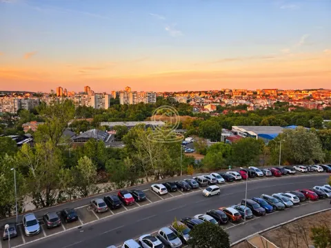 Pogled sa prozora na grad i parking tokom zalaska sunca. - image 10