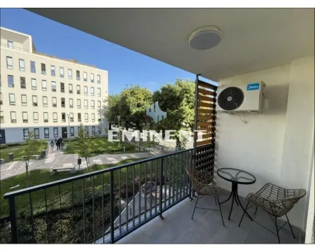 Namešten balkon sa garniturom za sedenje i pogledom na naselje. - image 12
