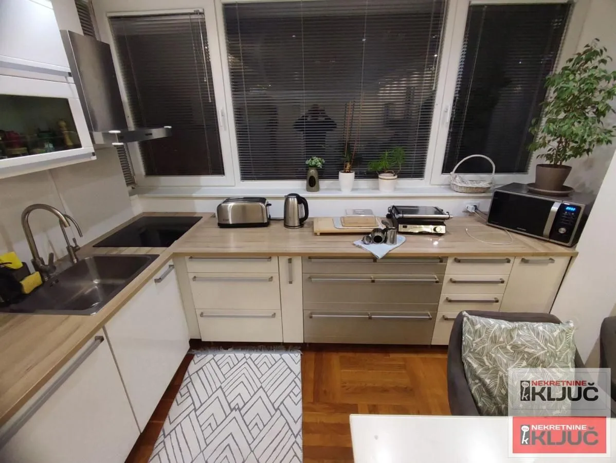 Prodaja, četvorosoban stan, 75m², Grbavica, Novi Sad Sve Podlokacije