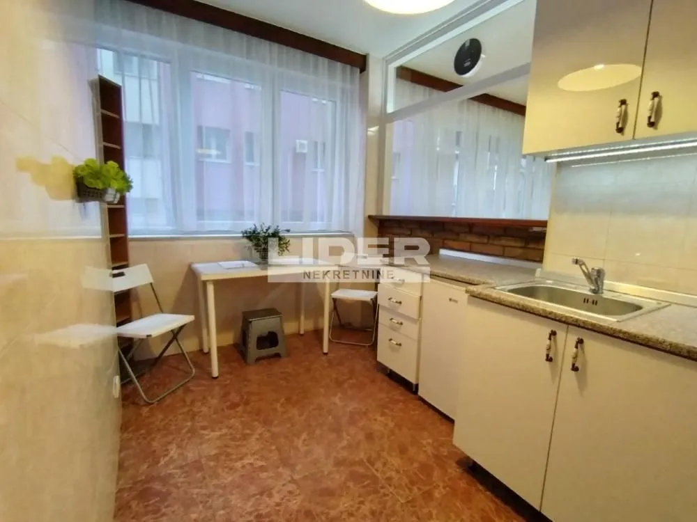 Rent, office space, 53m², Kalenić Pijaca, Vračar Sve Podlokacije