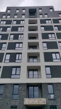 Moderna stambena zgrada sa sivom i bijelom fasadom. - image 7