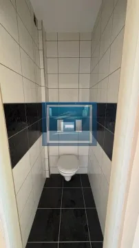 Manje kupatilo sa belim i crnim pločicama i ugradnom šoljom. - image 17